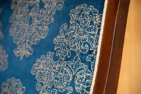 Jugendstil-Sessel bezogen mit blauen Samt Velours aus Polyester
