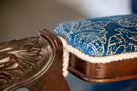 Jugendstil-Sessel mit Schnürung im Sitz