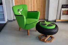 Cocktailsessel in Rennsportoptik
