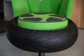 Handgefertigter Hocker im Raddesign aus gebrauchten Möbelteilen, einem gebrauchten Hinterreifen einer Yamaha MT-07