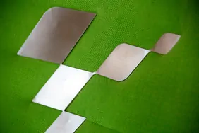 Edelstahlintarsie in der RückenlehneHandgefertigte Füße aus Birnenholz mit Aluminiumeinleger