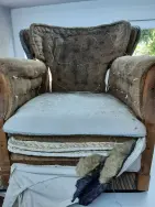Polsterung des Sessels entfernt